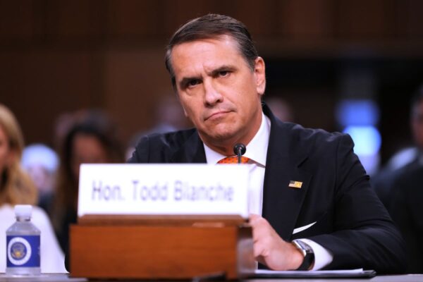 Todd Blanche supera votación clave en comité del Senado para ser fiscal general de EE.UU.
