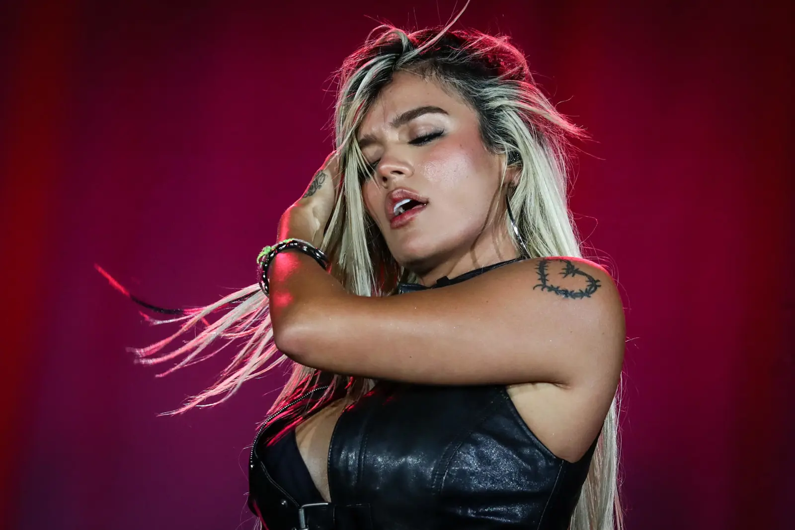 Karol G dona un millón de dólares al concierto benéfico por terremoto en Colombia