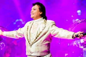 TikTok conmemora el décimo aniversario luctuoso de Juan Gabriel con proyecciones y hashtags