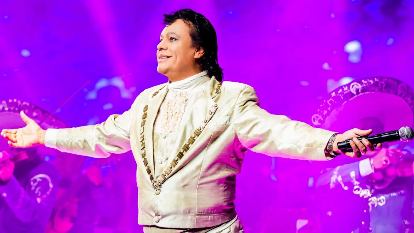 TikTok conmemora el décimo aniversario luctuoso de Juan Gabriel con proyecciones y hashtags