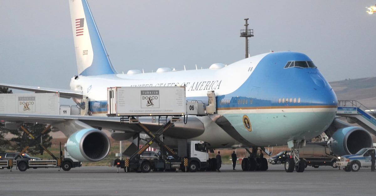 Trump salió de Turquía oculto en contenedor de comida tras amenaza de Irán