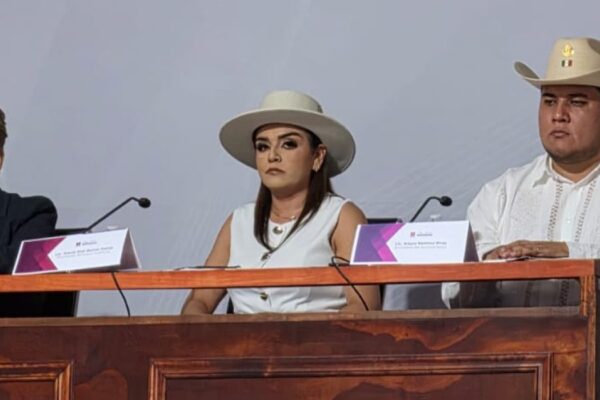 Grecia Quiroz abre la puerta a relación con partidos políticos en su segundo Informe