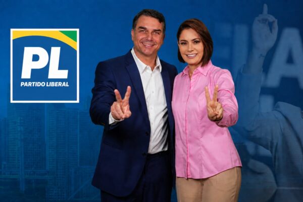 Michelle y Flávio Bolsonaro escenifican su reconciliación en Brasilia a puertas de las elecciones