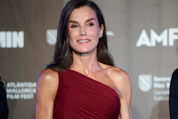 La reina Letizia luce diseño rojo de Carolina Herrera en Mallorca