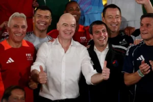Leyendas del fútbol mundial exigen cambio en la gobernanza de la FIFA