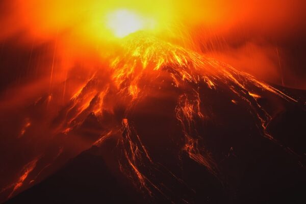 Erupción del Volcán de Fuego en Guatemala obliga a evacuar a 659 personas y mantiene alerta anaranjada