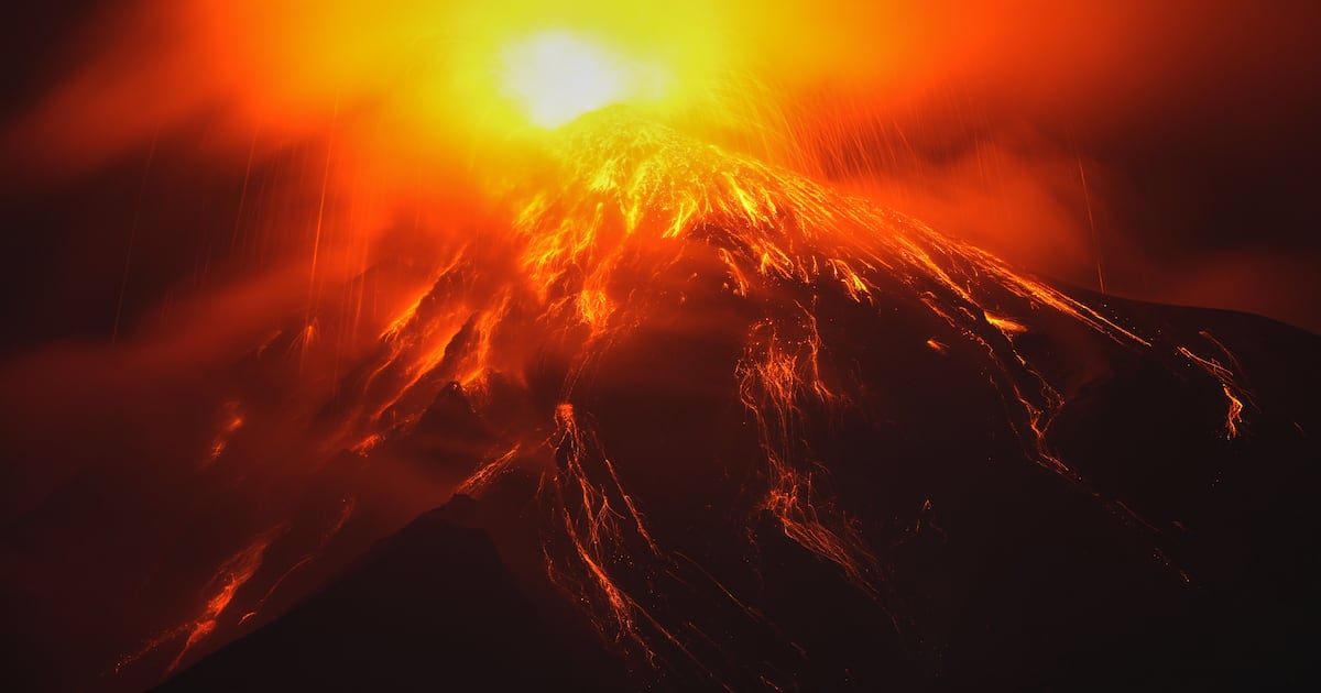 Erupción del Volcán de Fuego en Guatemala obliga a evacuar a 659 personas y mantiene alerta anaranjada