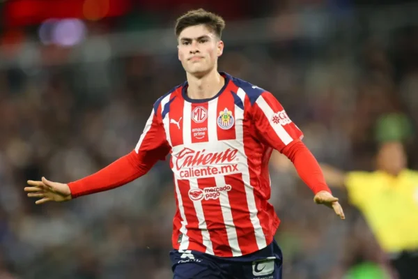 Armando ‘la Hormiga’ González deja Chivas para unirse al Olympiacos de Grecia