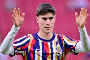 Armando Hormiga González se despide de Chivas y viaja a Grecia para firmar con Olympiacos