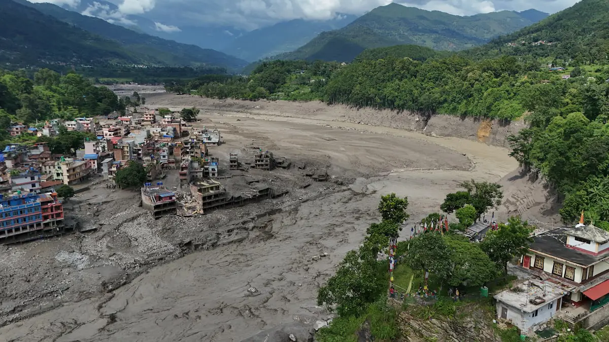 Al menos 160 muertos y más de 700 desaparecidos tras riada en corredor fronterizo Nepal-Tíbet
