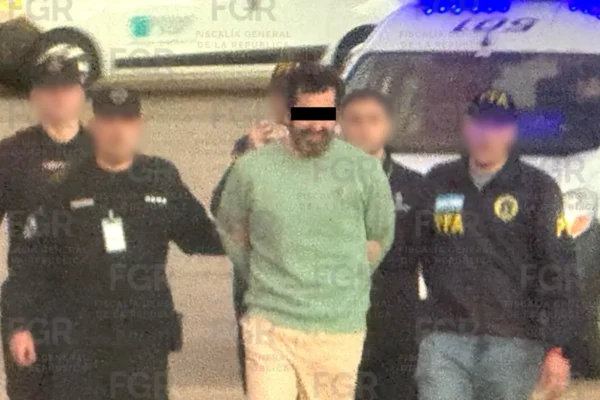 FGR traslada a Fernando Farías del AICM al penal de Altiplano tras su llegada desde Argentina