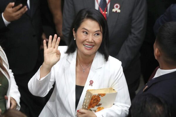 Keiko Fujimori asume como la primera mujer presidenta de un Perú fracturado