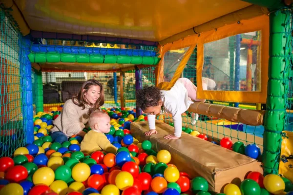 Publican artículo sobre adaptar la vida social a la de los hijos