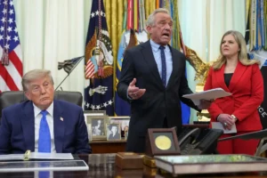 Trump firma decreto para reducir vacunas infantiles y separar dosis