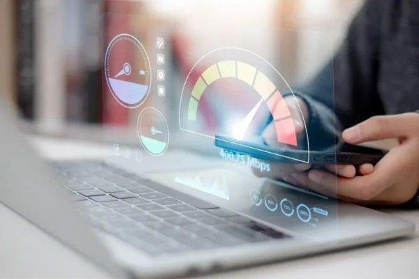 Factores técnicos determinan la brecha entre velocidad contratada y real del internet en México