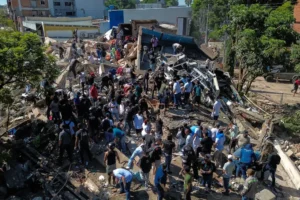 Terremoto de magnitud 7.4 en Colombia deja más de un centenar de muertos y genera ola de ayuda internacional