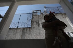 Lanzan guía para atender violencia contra mujeres encarceladas en México