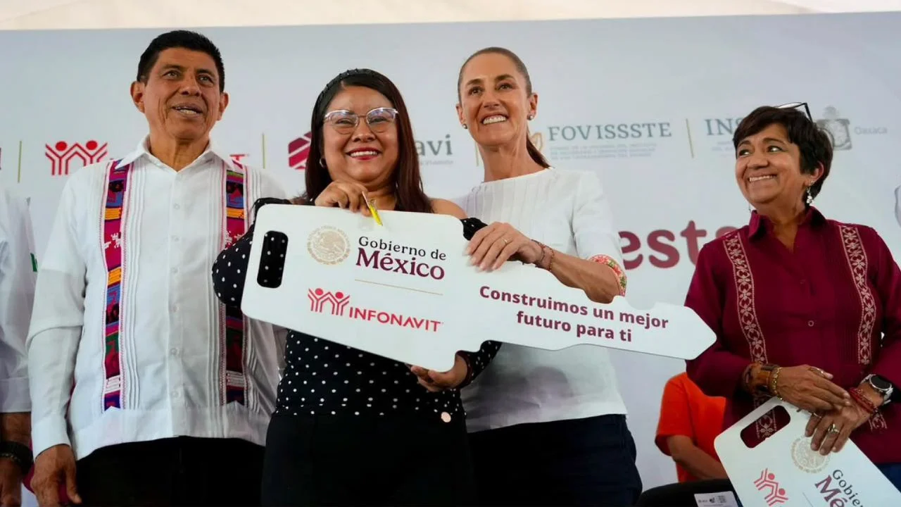 Entrega Sheinbaum 68 viviendas del Infonavit en Huajuapan de León; programa beneficiará a 12 millones de familias