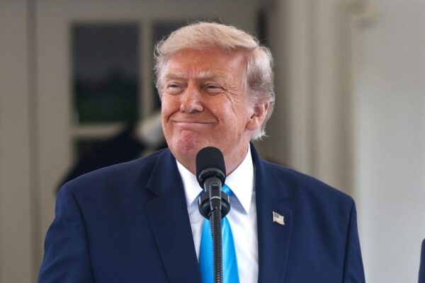 Trump amenaza con mantener bloqueo naval a Irán hasta lograr acuerdo o rendición