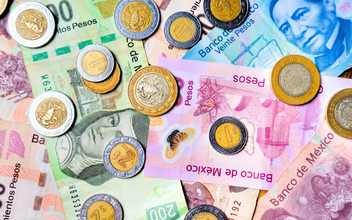 Peso mexicano cierra en 16.95 unidades por dólar; expertos y gobierno debaten impactos económicos