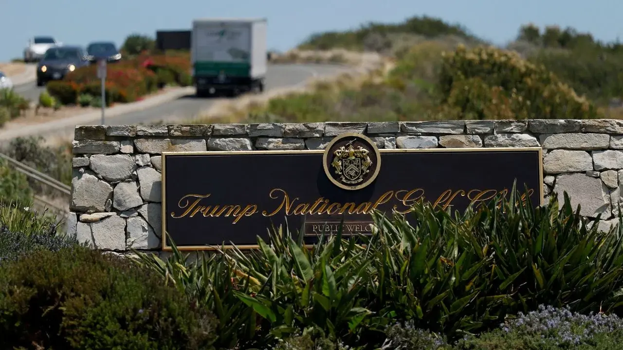 Detienen a hombre armado en campo de golf de Trump en Los Ángeles dos días antes de su visita