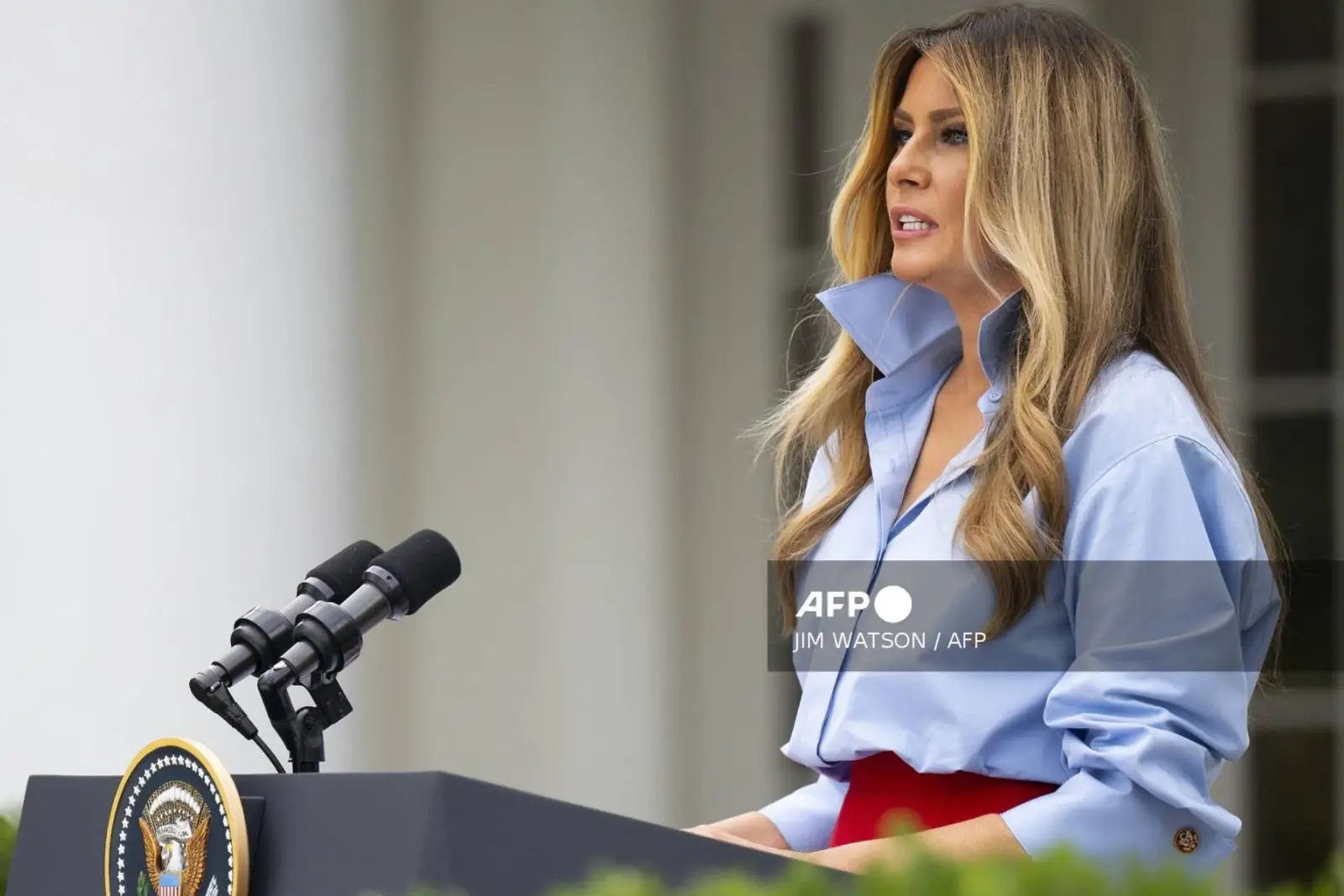 Melania Trump bromea sobre su ausencia en su primera aparición pública en un mes